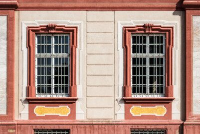 Schloss Bruchsal - Hauptbau / Corps de Logis - Von Westen / Gartenseite - Details der illusionistischen Fassadenmalerei (ursprünglich gemalt von Giovanni Francesco Marchini, zwischen 1732 und 1737) (aufgenommen im April 2018, am späten Nachmittag)