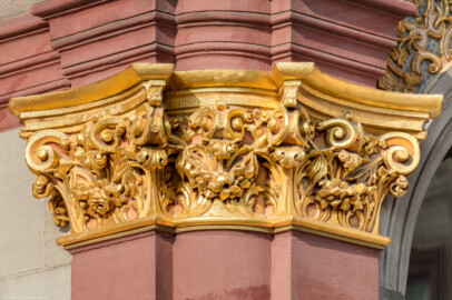 Schloss Bruchsal - Hofkirche - Von Nordost / Hofseite - Nordportal - Linkes Kapitell  (aufgenommen im Mai 2018, am Vormittag)