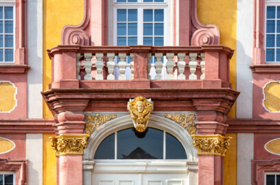 Schloss Bruchsal - Hofkirche - Von Norden / Hofseite - Mittelrisalit - Balkon - Blick vom Ehrenhof nach Süden auf den Mittelrisalit, den Balkon und das Nordportal (aufgenommen im Mai 2018, am späten Vormittag)