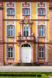 Schloss Bruchsal - Hofkirche - Von Norden / Hofseite - Mittelrisalit - Blick vom Ehrenhof nach Süden auf den Mittelrisalit, den Balkon und das Nordportal (aufgenommen im Mai 2018, am Vormittag) Schloss Bruchsal - Hofkirche - Von Norden / Hofseite - Mittelrisalit - Blick vom Ehrenhof nach Süden auf den Mittelrisalit, den Balkon und das Nordportal (aufgenommen im Mai 2018, am Vormittag)