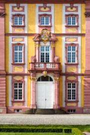 Schloss Bruchsal - Hofkirche - Von Norden / Hofseite - Mittelrisalit - Blick vom Ehrenhof nach Süden auf den Mittelrisalit, den Balkon und das Nordportal (aufgenommen im Mai 2018, am Vormittag)