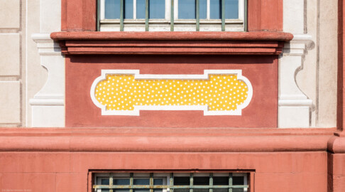 Schloss Bruchsal - Von Außen - Hauptbau - Von Osten / Hofseite - Detail der illusionistischen Fassadenmalerei (ursprünglich gemalt von Giovanni Francesco Marchini, zwischen 1732 und 1737) (aufgenommen im Mai 2018, am späten Vormittag)
