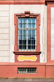 Schloss Bruchsal - Von Außen - Hauptbau - Von Osten / Hofseite - Detail der illusionistischen Fassadenmalerei (ursprünglich gemalt von Giovanni Francesco Marchini, zwischen 1732 und 1737) (aufgenommen im Mai 2018, am späten Vormittag) Schloss Bruchsal - Von Außen - Hauptbau - Von Osten / Hofseite - Detail der illusionistischen Fassadenmalerei (ursprünglich gemalt von Giovanni Francesco Marchini, zwischen 1732 und 1737) (aufgenommen im Mai 2018, am späten Vormittag)