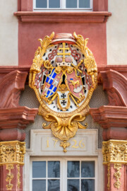 Schloss Bruchsal - Kammerflügel - Von Süden / Hofseite - Mittelrisalit - Prunkwappen von Kardinal Graf Damian Hugo von Schönborn  - Wappenschild links: je zwei Felder für das Hochstift Speyer und die Propstei Weißenburg, Wappenschild unten: Deutschordens-Würden (Landkomtur des Deutschen Ordens in Alden-Biesen (oben) und  Marburg (unten)), Wappenschild rechts: Familien- / Stammwappen von Schönborn (aufgenommen im Mai 2018, am späten Vormittag)