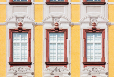 Schloss Bruchsal - Von Außen - Hauptbau - Von Osten / Hofseite - Details der illusionistischen Fassadenmalerei (ursprünglich gemalt von Giovanni Francesco Marchini, zwischen 1732 und 1737) (aufgenommen im Mai 2018, am späten Vormittag) Schloss Bruchsal - Von Außen - Hauptbau - Von Osten / Hofseite - Details der illusionistischen Fassadenmalerei (ursprünglich gemalt von Giovanni Francesco Marchini, zwischen 1732 und 1737) (aufgenommen im Mai 2018, am späten Vormittag)