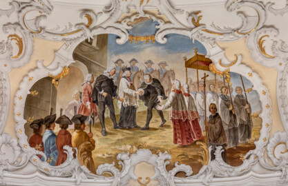 Schloss Bruchsal - Hauptbau / Corps de Logis - Beletage - Kuppelsaal - Kuppel - Kartusche in der Hohlkehle, auf der Südseite - Darstellung des feierlichen Einzugs von Franz Christoph von Hutten zum Stolzenberg in die Freie Reichsstadt Speyer (Bischofssitz des Bistums Speyer); dieser Einzug hat nie stattgefunden aufgrund des Widerstands des protestantischen Rates der Stadt (urspünglich gemalt 1752 von Johannes Zick, originalgetreu rekonstruiert 1969 von Karl Manninger, Stuck urspünglich von Johann Michael Feuchtmayer dem Jüngeren, rekonstruiert 1960 bis 1964 von Jakob und Josef Schnitzer) (aufgenommen im Mai 2018, am Nachmittag)