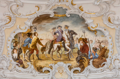 Schloss Bruchsal - Hauptbau / Corps de Logis - Beletage - Kuppelsaal - Kuppel - Kartusche in der Hohlkehle, auf der Nordseite - Szene aus dem Pfälzischen Bauernkrieg 1525; Bischof Georg von der Pfalz versucht, den Bauernaufstand friedlich beizulegen (urspünglich gemalt 1752 von Johannes Zick, originalgetreu rekonstruiert 1969 von Karl Manninger, Stuck urspünglich von Johann Michael Feuchtmayer dem Jüngeren, rekonstruiert 1960 bis 1964 von Jakob und Josef Schnitzer) (aufgenommen im Mai 2018, am Nachmittag)