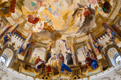 Schloss Bruchsal - Hauptbau / Corps de Logis - Beletage - Kuppelsaal - Blick von Süden nach Norden in die rekonstruierte Kuppel - Im Zentrum: Bischof Konrad von Speyer erhält den Königshof Bruchsal und die Lußhardt aus der Hand des Kaisers (Urspüngliche Malereien von Johannes Zick und Sohn Januarius, 1752, originalgetreue Rekonstruktion von Karl Manninger, 1966) (aufgenommen im Mai 2018, am späten Nachmittag)