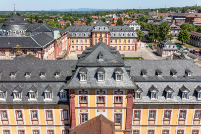 Schloss Bruchsal - Von Außen - Hauptbau - Von Oben / Von Süden - Blick vom Kirchturm auf die Hofkirche, den Hauptbau und den Kammerflügel (aufgenommen im Mai 2018, um die Mittagszeit) Schloss Bruchsal - Von Außen - Hauptbau - Von Oben / Von Süden - Blick vom Kirchturm auf die Hofkirche, den Hauptbau und den Kammerflügel (aufgenommen im Mai 2018, um die Mittagszeit)