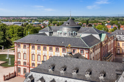 Schloss Bruchsal - Von Außen - Hauptbau - Von Oben - Von Süden - Blick vom Kirchturm nach Norden auf den Hauptbau mit der Kuppel in der Mitte, vorne das Dach des Kirchenflügels, rechts hinten der Westteil des Kammerflügels (aufgenommen im Mai 2018, am Nachmittag)