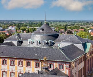 Schloss Bruchsal - Von Außen - Hauptbau - Von Oben - Von Süden - Blick vom Kirchturm nach Norden auf die Südfassade, das Dach und die Kuppel des Hauptbaus (aufgenommen im Mai 2018, am späten Nachmittag) Schloss Bruchsal - Von Außen - Hauptbau - Von Oben - Von Süden - Blick vom Kirchturm nach Norden auf die Südfassade, das Dach und die Kuppel des Hauptbaus (aufgenommen im Mai 2018, am späten Nachmittag)