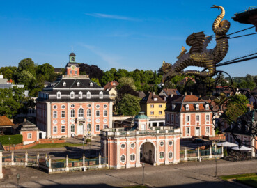 Schloss Bruchsal - Von Oben / Von Westen - Blick vom nördlichen Verbindungsbau auf den Kanzleibau, das Torwachtgebäude und das Forstamt (aufgenommen im Mai 2018, am frühen Abend)