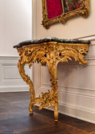 Schloss Bruchsal - Hauptbau - Beletage - Rotes Zimmer - Südliche Wand - Konsoltisch (vermutlich hergestellt von Ferdinand Hund, zwischen 1755 und 1760) (aufgenommen im Mai 2018, um die Mittagszeit) Schloss Bruchsal - Hauptbau - Beletage - Rotes Zimmer - Südliche Wand - Konsoltisch (vermutlich hergestellt von Ferdinand Hund, zwischen 1755 und 1760) (aufgenommen im Mai 2018, um die Mittagszeit)