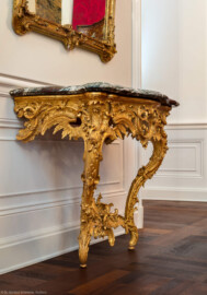 Schloss Bruchsal - Hauptbau - Beletage - Rotes Zimmer - Westliche Wand - Konsoltisch (vermutlich hergestellt von Ferdinand Hund, zwischen 1755 und 1760) (aufgenommen im Mai 2018, um die Mittagszeit) Schloss Bruchsal - Hauptbau - Beletage - Rotes Zimmer - Westliche Wand - Konsoltisch (vermutlich hergestellt von Ferdinand Hund, zwischen 1755 und 1760) (aufgenommen im Mai 2018, um die Mittagszeit)