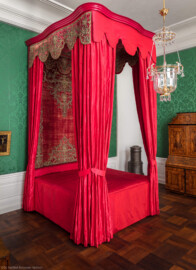 Schloss Bruchsal - Hauptbau / Corps de Logis - Beletage - Grünes Zimmer / Schlafzimmer - Rotes Prunkbett (Bettgestell, Betthimmel und Behänge um 1700) (aufgenommen im Mai 2018, am Nachmittag) Schloss Bruchsal - Hauptbau / Corps de Logis - Beletage - Grünes Zimmer / Schlafzimmer - Rotes Prunkbett (Bettgestell, Betthimmel und Behänge um 1700) (aufgenommen im Mai 2018, am Nachmittag)