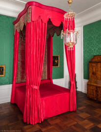 Schloss Bruchsal - Hauptbau / Corps de Logis - Beletage - Grünes Zimmer / Schlafzimmer - Rotes Prunkbett (Bettgestell, Betthimmel und Behänge um 1700) (aufgenommen im Mai 2018, am Nachmittag) Schloss Bruchsal - Hauptbau / Corps de Logis - Beletage - Grünes Zimmer / Schlafzimmer - Rotes Prunkbett (Bettgestell, Betthimmel und Behänge um 1700) (aufgenommen im Mai 2018, am Nachmittag)