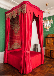 Schloss Bruchsal - Hauptbau / Corps de Logis - Beletage - Grünes Zimmer / Schlafzimmer - Rotes Prunkbett (Bettgestell, Betthimmel und Behänge um 1700) (aufgenommen im Mai 2018, am Nachmittag) Schloss Bruchsal - Hauptbau / Corps de Logis - Beletage - Grünes Zimmer / Schlafzimmer - Rotes Prunkbett (Bettgestell, Betthimmel und Behänge um 1700) (aufgenommen im Mai 2018, am Nachmittag)