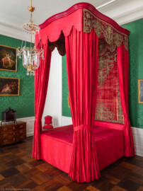 Schloss Bruchsal - Hauptbau / Corps de Logis - Beletage - Grünes Zimmer / Schlafzimmer - Rotes Prunkbett (Bettgestell, Betthimmel und Behänge um 1700) (aufgenommen im Mai 2018, am Nachmittag) Schloss Bruchsal - Hauptbau / Corps de Logis - Beletage - Grünes Zimmer / Schlafzimmer - Rotes Prunkbett (Bettgestell, Betthimmel und Behänge um 1700) (aufgenommen im Mai 2018, am Nachmittag)
