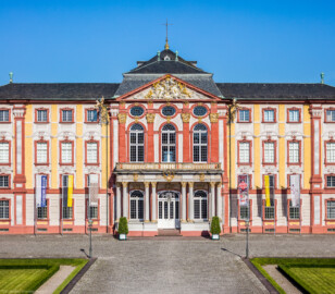 Schloss Bruchsal - Hauptbau - Von Außen - Von Osten / Hofseite - Blick vom Balkon des Torwachtgebäudes auf die Ostfassade (aufgenommen im Mai 2018, am Vormittag) Schloss Bruchsal - Hauptbau - Von Außen - Von Osten / Hofseite - Blick vom Balkon des Torwachtgebäudes auf die Ostfassade (aufgenommen im Mai 2018, am Vormittag)