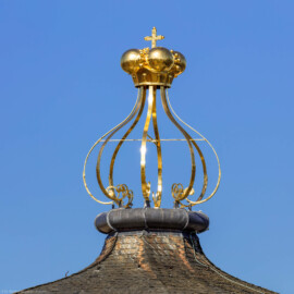 Schloss Bruchsal - Südlicher Verbindungsbau - Von Osten / Hofseite - Blick vom Balkon des Torwachtgebäudes auf die Dachspitze mit der goldenen Krone, dem sog. Bischofshut (aufgenommen im Mai 2018, am Vormittag) Schloss Bruchsal - Südlicher Verbindungsbau - Von Osten / Hofseite - Blick vom Balkon des Torwachtgebäudes auf die Dachspitze mit der goldenen Krone, dem sog. Bischofshut (aufgenommen im Mai 2018, am Vormittag)