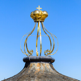 Schloss Bruchsal - Nördlicher Verbindungsbau - Von Südosten / Hofseite - Blick vom Balkon des Torwachtgebäudes auf die Dachspitze des nördlichen Verbindungsbaus mit der goldenen Krone, dem sog. Bischofshut (aufgenommen im Juni 2018, am späten Vormittag) Schloss Bruchsal - Nördlicher Verbindungsbau - Von Südosten / Hofseite - Blick vom Balkon des Torwachtgebäudes auf die Dachspitze des nördlichen Verbindungsbaus mit der goldenen Krone, dem sog. Bischofshut (aufgenommen im Juni 2018, am späten Vormittag)
