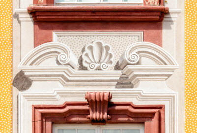 Schloss Bruchsal - Von Außen / Von Süden - Hauptbau - Detail der illusionistischen Fassadenmalerei (ursprünglich gemalt von Giovanni Francesco Marchini, zwischen 1732 und 1737) (aufgenommen im Mai 2018, am Nachmittag)