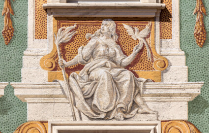 Schloss Bruchsal - Nördliche Orangerie / Nebendienstdienerbau - Von außen / Von Süden - Südfassade - Frauenfigur als Sinnbild des Abends (ursprünglich gemalt von Giovanni Francesco Marchini, zwischen 1732 und 1737, restauriert von Josef Mariano Kitschker, zwischen 1900 und 1910, erneut restauriert von Klaus Siller (Fassadenmalerei) und  Walter Maschke (Allegorien), 1976) (aufgenommen im Mai 2018, am späten Nachmittag)