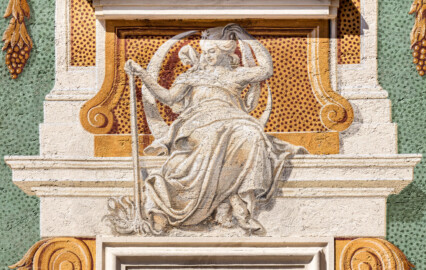 Schloss Bruchsal - Nördliche Orangerie / Nebendienstdienerbau - Von außen / Von Süden - Südfassade - Frauenfigur als Sinnbild des Morgens (ursprünglich gemalt von Giovanni Francesco Marchini, zwischen 1732 und 1737, restauriert von Josef Mariano Kitschker, zwischen 1900 und 1910, erneut restauriert von Klaus Siller (Fassadenmalerei) und  Walter Maschke (Allegorien), 1976) (aufgenommen im Mai 2018, am späten Nachmittag)