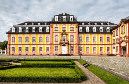 Schloss Bruchsal - Kirchenflügel - Von Norden / Hofseite - Blick von der Mitte des Ehrenhofs nach Süden auf die Nordfassade des Kirchenflügels (aufgenommen im Juni 2018, am Vormittag)