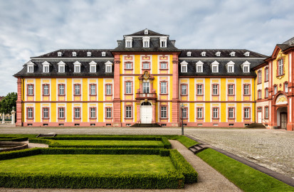 Schloss Bruchsal - Kirchenflügel - Von Norden / Hofseite - Blick von der Mitte des Ehrenhofs nach Süden auf die Nordfassade des Kirchenflügels (aufgenommen im Juni 2018, am Vormittag) Schloss Bruchsal - Kirchenflügel - Von Norden / Hofseite - Blick von der Mitte des Ehrenhofs nach Süden auf die Nordfassade des Kirchenflügels (aufgenommen im Juni 2018, am Vormittag)