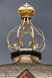 Schloss Bruchsal - Südlicher Verbindungsbau - Von Osten / Hofseite - Blick vom Ehrenhof auf die Dachspitze mit der goldenen Krone (dem sog. Bischofshut) bei drohendem Unwetter (aufgenommen im Juni 2018, am Vormittag) Schloss Bruchsal - Südlicher Verbindungsbau - Von Osten / Hofseite - Blick vom Ehrenhof auf die Dachspitze mit der goldenen Krone (dem sog. Bischofshut) bei drohendem Unwetter (aufgenommen im Juni 2018, am Vormittag)