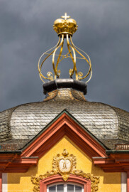 Schloss Bruchsal - Südlicher Verbindungsbau - Von Osten / Hofseite - Blick vom Ehrenhof auf die Dachspitze mit der goldenen Krone (dem sog. Bischofshut) bei drohendem Unwetter (aufgenommen im Juni 2018, am Vormittag) Schloss Bruchsal - Südlicher Verbindungsbau - Von Osten / Hofseite - Blick vom Ehrenhof auf die Dachspitze mit der goldenen Krone (dem sog. Bischofshut) bei drohendem Unwetter (aufgenommen im Juni 2018, am Vormittag)