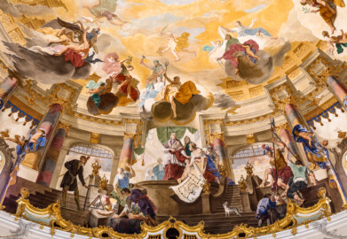 Schloss Bruchsal - Hauptbau / Corps de Logis - Beletage - Kuppelsaal - Blick von Westen nach Osten in die rekonstruierte Kuppel - Im Zentrum: Fürstbischof Damian Hugo von Schönborn als Erbauer der Residenz (Urspüngliche Malereien von Johannes Zick und Sohn Januarius, 1752, originalgetreue Rekonstruktion von Karl Manninger, 1966) (aufgenommen im Juni 2018, um die Mittagszeit)