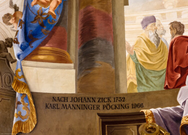 Schloss Bruchsal - Hauptbau - Beletage - Kuppelsaal - Kuppelfresko - Ausschnitt aus dem nördlichen "irdischen" Bereich - Signatur von Karl Manninger: "Nach Johann Zick 1752 - Karl Manninger Pöcking 1966" (urspünglich gemalt 1752 von Johannes Zick und Sohn Januarius, originalgetreu rekonstruiert 1966 von Karl Manninger) (aufgenommen im Juni 2018, um die Mittagszeit)
