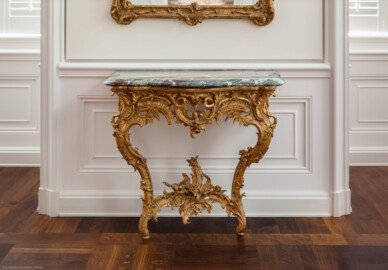 Schloss Bruchsal - Hauptbau - Beletage - Rotes Zimmer - Südliche Wand - Konsoltisch (vermutlich hergestellt von Ferdinand Hund, zwischen 1755 und 1760) (aufgenommen im Juni 2018, am späten Nachmittag) Schloss Bruchsal - Hauptbau - Beletage - Rotes Zimmer - Südliche Wand - Konsoltisch (vermutlich hergestellt von Ferdinand Hund, zwischen 1755 und 1760) (aufgenommen im Juni 2018, am späten Nachmittag)