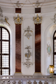 Schloss Bruchsal - Hauptbau - Beletage - Kuppelsaal - Nordöstliche Säulen mit Kapitellen und Stuckverzierungen (ursprünglich geschaffen von Johann Michael Feichtmayr) (aufgenommen im Juni 2018, am späten Vormittag)