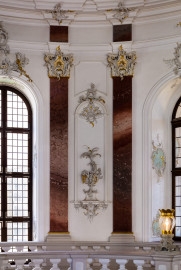 Schloss Bruchsal - Hauptbau - Beletage - Kuppelsaal - Nordöstliche Säulen mit Kapitellen und Stuckverzierungen (ursprünglich geschaffen von Johann Michael Feichtmayr) (aufgenommen im Juni 2018, am späten Vormittag) Schloss Bruchsal - Hauptbau - Beletage - Kuppelsaal - Nordöstliche Säulen mit Kapitellen und Stuckverzierungen (ursprünglich geschaffen von Johann Michael Feichtmayr) (aufgenommen im Juni 2018, am späten Vormittag)