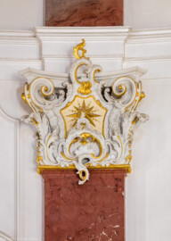 Schloss Bruchsal - Hauptbau - Beletage - Kuppelsaal - Nordöstliche Säule mit Kapitell und Stuckverzierungen (ursprünglich geschaffen von Johann Michael Feichtmayr) (aufgenommen im Juni 2018, um die Mittagszeit)