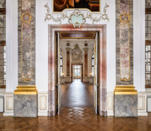 Schloss Bruchsal - Hauptbau - Beletage - Fürstensaal/Kuppelsaal - Blick vom Fürstensaal in den Kuppelsaal und den Marmorsaal (aufgenommen im Juni 2018, am Nachmittag)