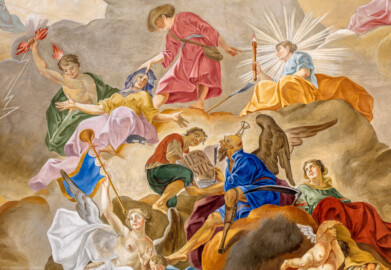 Schloss Bruchsal - Hauptbau / Corps de Logis - Beletage - Kuppelsaal - Kuppelfresko - Ausschnitt aus der westlichen "himmlischen" Zone - oben mittig: Darstellung von Jesse als Hirte (erster Bischof von Speyer, um 346), der dem blinden Heidentum (dargestellt als Frau) den Schleier vom Gesicht, sodass es sehend werde; oben links: Darstellung eines Genius, Blitze auf niederstürzende nackte Gestalten schleudernd; unten links der Mite: Darstellung der Ruhmesgöttin Fama mit Posaune, die den Sieg des Christentums über das Heidentum verkündet; mittig: Darstellung des Zeitgotts Chronos mit Holzbein, Sense und Stundenglas; er schreibt den Namen Jessius auf eine Schriftrolle, die Zeit des Heidentums ist nun vorbei; rechts oben: Darstellung der göttlichen Erkenntnis als Frau mit Fackel in der Hand und Strahlenkranz um den Kopf, die Speyer zum Christentum geführt hat; unten rechts: Darstellung der Concordia, die Eintracht im Bistum Speyer symbolisierend; unten spielende Putti mit Füllhorn als Symbol des Wohlstandes (urspünglich gemalt 1752 von Johannes Zick und Sohn Januarius, originalgetreu rekonstruiert 1966 von Karl Manninger) (aufgenommen im Juni 2018, am späten Nachmittag) Schloss Bruchsal - Hauptbau / Corps de Logis - Beletage - Kuppelsaal - Kuppelfresko - Ausschnitt aus der westlichen "himmlischen" Zone - oben mittig: Darstellung von Jesse als Hirte (erster Bischof von Speyer, um 346), der dem blinden Heidentum (dargestellt als Frau) den Schleier vom Gesicht, sodass es sehend werde; oben links: Darstellung eines Genius, Blitze auf niederstürzende nackte Gestalten schleudernd; unten links der Mite: Darstellung der Ruhmesgöttin Fama mit Posaune, die den Sieg des Christentums über das Heidentum verkündet; mittig: Darstellung des Zeitgotts Chronos mit Holzbein, Sense und Stundenglas; er schreibt den Namen Jessius auf eine Schriftrolle, die Zeit des Heidentums ist nun vorbei; rechts oben: Darstellung der göttlichen Erkenntnis als Frau mit Fackel in der Hand und Strahlenkranz um den Kopf, die Speyer zum Christentum geführt hat; unten rechts: Darstellung der Concordia, die Eintracht im Bistum Speyer symbolisierend; unten spielende Putti mit Füllhorn als Symbol des Wohlstandes (urspünglich gemalt 1752 von Johannes Zick und Sohn Januarius, originalgetreu rekonstruiert 1966 von Karl Manninger) (aufgenommen im Juni 2018, am späten Nachmittag)