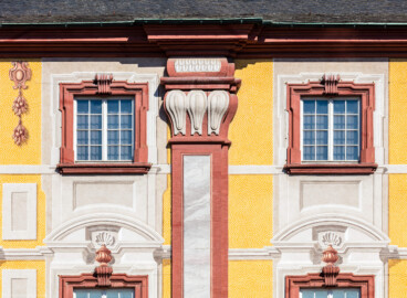 Schloss Bruchsal - Von Außen - Hauptbau - Von Osten / Hofseite - Details der illusionistischen Fassadenmalerei (ursprünglich gemalt von Giovanni Francesco Marchini, zwischen 1732 und 1737) (aufgenommen im Juni 2018, am Vormittag)