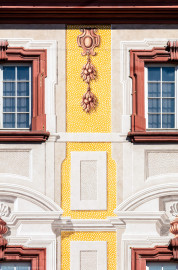 Schloss Bruchsal - Von Außen - Hauptbau - Von Osten / Hofseite - Details der illusionistischen Fassadenmalerei (ursprünglich gemalt von Giovanni Francesco Marchini, zwischen 1732 und 1737) (aufgenommen im Juni 2018, am Vormittag) Schloss Bruchsal - Von Außen - Hauptbau - Von Osten / Hofseite - Details der illusionistischen Fassadenmalerei (ursprünglich gemalt von Giovanni Francesco Marchini, zwischen 1732 und 1737) (aufgenommen im Juni 2018, am Vormittag)