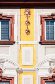 Schloss Bruchsal - Von Außen - Hauptbau - Von Osten / Hofseite - Details der illusionistischen Fassadenmalerei (ursprünglich gemalt von Giovanni Francesco Marchini, zwischen 1732 und 1737) (aufgenommen im Juni 2018, am Vormittag) Schloss Bruchsal - Von Außen - Hauptbau - Von Osten / Hofseite - Details der illusionistischen Fassadenmalerei (ursprünglich gemalt von Giovanni Francesco Marchini, zwischen 1732 und 1737) (aufgenommen im Juni 2018, am Vormittag)