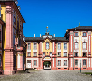 Schloss Bruchsal - Südlicher Verbindungsbau - Von Osten / Hofseite - Blick vom Ehrenhof auf den südlichen Verbindungsbau, die Hofkirche und den Hauptbau (aufgenommen im Juni 2018, am späten Vormittag)