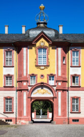 Schloss Bruchsal - Südlicher Verbindungsbau - Von Osten / Hofseite - Blick vom Ehrenhof auf den Verbindungsbau (aufgenommen im Juni 2018, am späten Vormittag)
