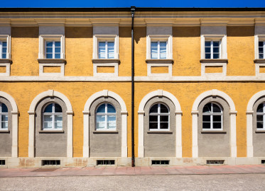 Schloss Bruchsal - Südliche Orangerie / Kavaliersbau - Von Außen / Von Osten - Blick auf die Mitte der Ostfassade (aufgenommen im Juni 2018, um die Mittagszeit) Schloss Bruchsal - Südliche Orangerie / Kavaliersbau - Von Außen / Von Osten - Blick auf die Mitte der Ostfassade (aufgenommen im Juni 2018, um die Mittagszeit)
