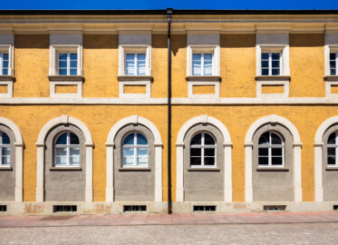 Schloss Bruchsal - Südliche Orangerie / Kavaliersbau - Von Außen / Von Osten - Blick auf die Mitte der Ostfassade (aufgenommen im Juni 2018, um die Mittagszeit)