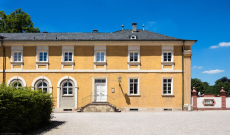 Schloss Bruchsal - Südliche Orangerie / Kavaliersbau - Von Außen / Von Osten - Blick auf die nördliche Seite der Ostfassade (aufgenommen im Juni 2018, am frühen Nachmittag)