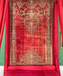 Schloss Bruchsal - Hauptbau / Corps de Logis - Beletage - Grünes Zimmer / Schlafzimmer - Rotes Prunkbett - Blick von vorne auf die Rückwand (aufgenommen im Juni 2018, am Nachmittag) Schloss Bruchsal - Hauptbau / Corps de Logis - Beletage - Grünes Zimmer / Schlafzimmer - Rotes Prunkbett - Blick von vorne auf die Rückwand (aufgenommen im Juni 2018, am Nachmittag)