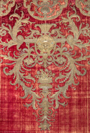 Schloss Bruchsal - Hauptbau / Corps de Logis - Beletage - Grünes Zimmer / Schlafzimmer - Rotes Prunkbett - Blick von vorne auf die obere Hälfte der Rückwand (aufgenommen im Juni 2018, am Nachmittag) Schloss Bruchsal - Hauptbau / Corps de Logis - Beletage - Grünes Zimmer / Schlafzimmer - Rotes Prunkbett - Blick von vorne auf die obere Hälfte der Rückwand (aufgenommen im Juni 2018, am Nachmittag)